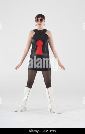Frau in der Komödie Kostüm in 1960er Jahren Mode und Crazy funny mod outfit Stockfoto