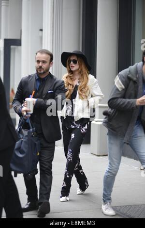 Lindsay Lohan für die David Letterman Show mit verlassen: Lindsay Lohan Where: Manhattan, New York, USA bei: 7. April 2014 Stockfoto