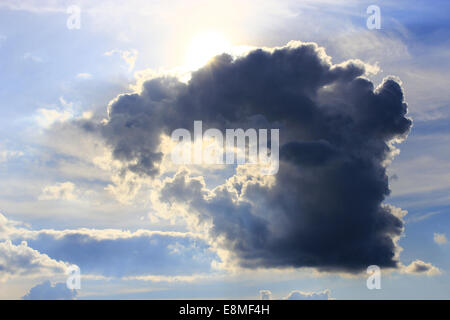 Wolke mit ungewöhnlichen Form und sonnigen Balken Stockfoto