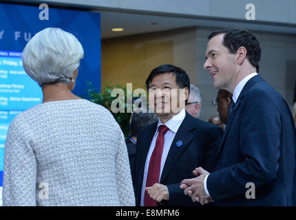 Washington, DC, USA. 10. Oktober 2014. Chinese Vice Finance Minister Zhu Guangyao (C) spricht mit internationalen Währungsfonds (IWF) Managing Director Christine Lagarde (L) und die britische Schatzkanzler George Osborne vor eine Familie Foto-Session während der Jahrestagung von Weltbank und IWF in Washington, D.C., Hauptstadt der USA, 10. Oktober 2014. Bildnachweis: Bao Dandan/Xinhua/Alamy Live-Nachrichten Stockfoto