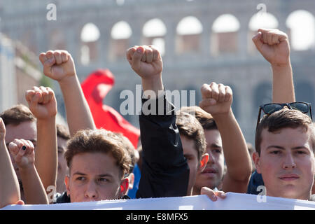 Rom, Italien. 10. Oktober 2014. Tausende von Studenten bringen Fahnen und Parolen schreien, während der Demonstration gegen Renzis Regierung Jobs Act und Schulreform am Piazza della Repubblica. Bildnachweis: Luca Prizia/Pacific Press/Alamy Live-Nachrichten Stockfoto