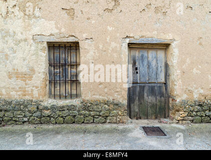 Fassade eines alten Hauses in einem Dorf in Kastilien, Spanien Stockfoto