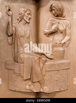 Padua - moderne Metall Relief in der Kirche Santa Maria dei Servi. Jesus und die Samariterin am Brunnen von R. Czemesini Stockfoto