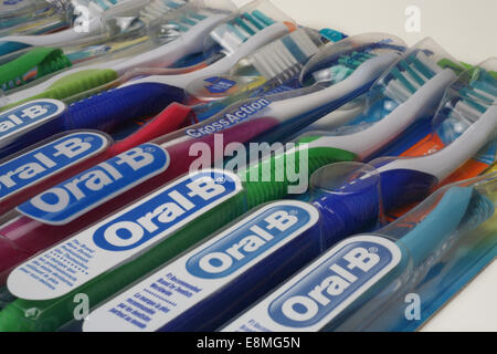 Oral-B Zahnbürsten verpackt Stockfoto