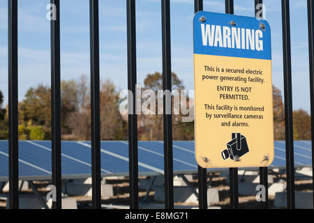 Die Sonne geht auf ein Feld von solar Scheiben befindet sich im Zentrum von Pittsfield, Massachusetts. Stockfoto