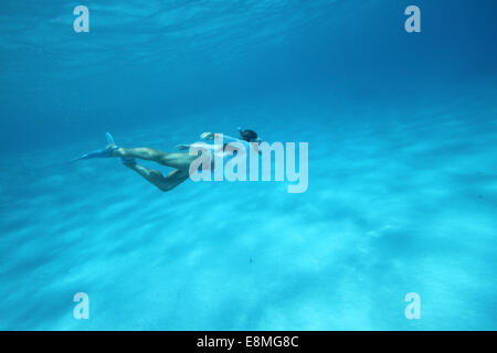 Frau im klaren blauen Wasser Schnorcheln Stockfoto