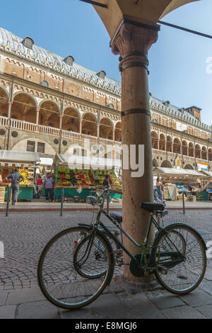 PADUA, Italien - 9. September 2014: Piazza Delle Erbe und Palazzo della Ragione. Stockfoto