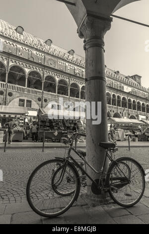 PADUA, Italien - 9. September 2014: Piazza Delle Erbe und Palazzo della Ragione. Stockfoto