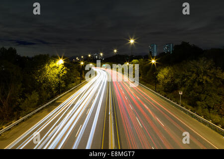 Lichtspuren auf einer Autobahn bei Nacht Stockfoto