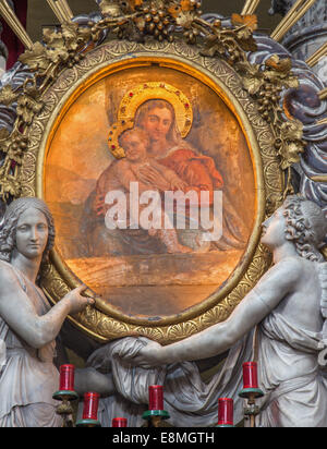 PADUA, Italien - 9. September 2014: Die Farbe der Madonna von Seitenaltar in der Kirche Basilica del Carmine von Stefano Dall'Arzere Stockfoto