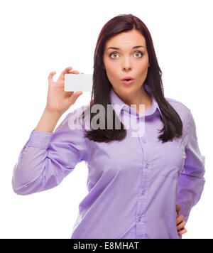 Fassungslos Mischlinge Frau, die Leere Visitenkarte isoliert auf einem weißen Hintergrund. Stockfoto