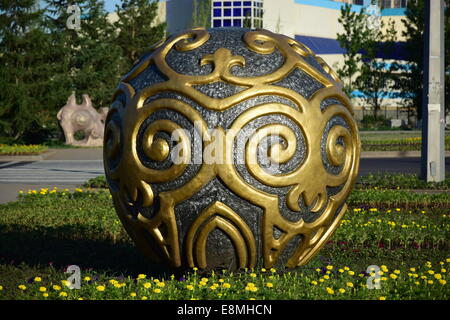 Dekorative Kugel mit Bronze wirbelt in Astana, Kasachstan Stockfoto