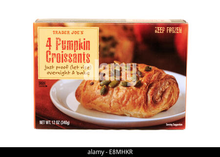 Trader Joe die eingefrorenen Kürbis Croissants vorbereitet. Stockfoto