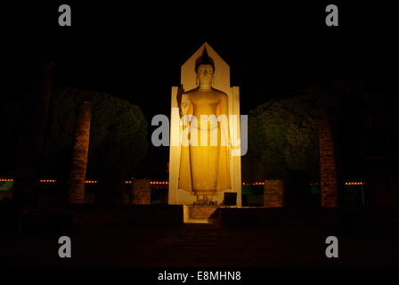 Buddha in der Nacht im Wat Phra Sri Rattana Mahatat Woramahawihan, Phitsanulok, Thailand Stockfoto