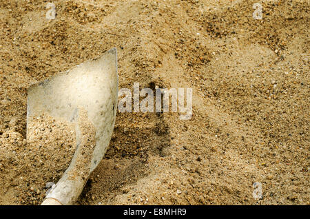 Eine Schaufel in einem Sand hautnah Stockfoto