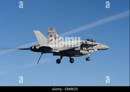 Mittelmeer, 23. Oktober 2013 - eine F/A - 18 C Hornet fliegt über den Flugzeugträger USS Nimitz. Stockfoto