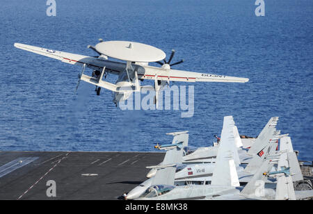 Mittelmeer, 26. Oktober 2013 - ein E - 2 C Hawkeye startet ab dem Flugdeck des Flugzeugträgers USS Nimitz (CVN-68). Stockfoto