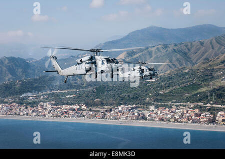 Mittelmeer, 29. Oktober 2013 - MH-60 s Sea Hawk Hubschrauber durchführen Flug Operationen vor der Küste von Neapel, Italien. Stockfoto