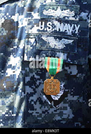 Ein Navy und Marine Corps Achievement Medal schmückt die US Navy uniform. Stockfoto