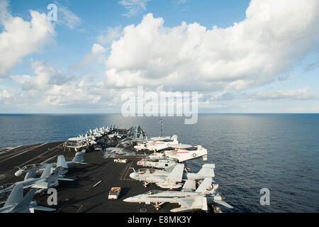 South China Sea, 19. November 2013 - Transite der Flugzeugträger USS Nimitz (CVN-68) im Südchinesischen Meer. Stockfoto