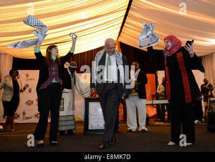 Eastern Cape, Südafrika. 10. Oktober 2014. Saeb Erekat (C), palästinensische Chefunterhändler und Gewinner der 2014 Mkiva humanitäre Auszeichnungen, besucht die Preisverleihung an Walter Sisulu Butterworth Universitätscampus in Eastern Cape, Südafrika, am 10. Oktober 2014. Mkiva humanitäre Auszeichnungen feiert die Anstrengungen und Erfolge der afrikanischen und internationalen Führern, die einen Einfluss auf die lokalen oder internationalen Gemeinschaften gemacht haben. Bildnachweis: Xinhua/Alamy Live-Nachrichten Stockfoto