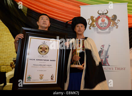 Eastern Cape, Südafrika. 10. Oktober 2014. Jike Qubu (R), ein Schüler und Vertreter der Jidi Majia, ein chinesischer Dichter und Gewinner des 2014 ist, Mkiva humanitäre Auszeichnungen, besucht die Preisverleihung an Walter Sisulu Butterworth Universitätscampus in Eastern Cape, Südafrika, am 10. Oktober 2014. Mkiva humanitäre Auszeichnungen feiert die Anstrengungen und Erfolge der afrikanischen und internationalen Führern, die einen Einfluss auf die lokalen oder internationalen Gemeinschaften gemacht haben. Bildnachweis: Xinhua/Alamy Live-Nachrichten Stockfoto