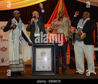 Eastern Cape, Südafrika. 10. Oktober 2014. Saeb Erekat (2 L), palästinensischer Chefunterhändler und 2014 Mkiva humanitäre ausgezeichnet, besucht die Preisverleihung an Walter Sisulu Butterworth Universitätscampus in Eastern Cape, Südafrika, am 10. Oktober 2014. Mkiva humanitäre Auszeichnungen feiert die Anstrengungen und Erfolge der afrikanischen und internationalen Führern, die einen Einfluss auf die lokalen oder internationalen Gemeinschaften gemacht haben. Bildnachweis: Xinhua/Alamy Live-Nachrichten Stockfoto