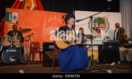 Eastern Cape, Südafrika. 10. Oktober 2014. Jike Qubu, ein Schüler und Vertreter der Jidi Majia, ein chinesischer Dichter und Gewinner der 2014 Mkiva humanitäre Auszeichnungen, Peforms während der Preisverleihung an Walter Sisulu Butterworth Universitätscampus in Eastern Cape, Südafrika, am 10. Oktober 2014 ist. Mkiva humanitäre Auszeichnungen feiert die Anstrengungen und Erfolge der afrikanischen und internationalen Führern, die einen Einfluss auf die lokalen oder internationalen Gemeinschaften gemacht haben. Bildnachweis: Xinhua/Alamy Live-Nachrichten Stockfoto