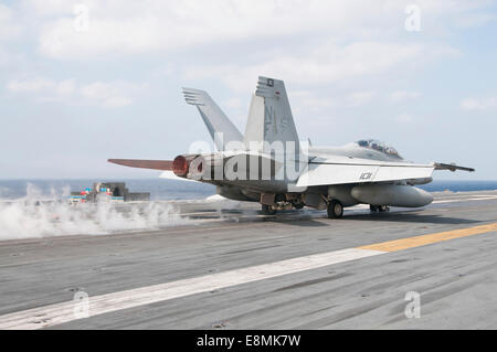 Philippinensee, 26. November 2013 - eine F/A-18F Super Hornet startet aus dem Flugdeck der US Navy nach vorne bereitgestellt Ki Stockfoto