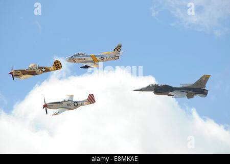 2. März 2014 - schließt sich ein f-16 Fighting Falcon in Formation mit einem p-40 Warhawk (vorne), p-51 Mustang (unten) und eine f-86 Sabre Stockfoto