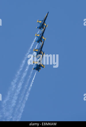 15. März 2013 - US Navy Demonstration Fliegerstaffel, die Blue Angels führen Diamond Piloten links Echelon Rollen bei t Stockfoto