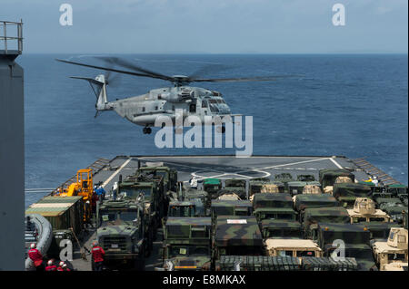 East China Sea, 18. März 2014 - bereitet ein CH-53E Super Stallion-Hubschrauber landen auf dem Flugdeck der Whidbey Insel-cl Stockfoto