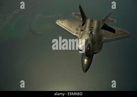 25. April 2014 - fliegt A US Air Force f-22 Raptor, nachdem sein in der Luft über den US Central Command verantwort betankt Stockfoto