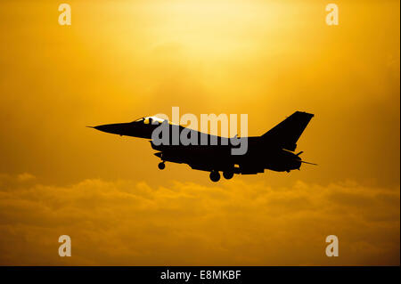 7. Mai 2014 - kommt ein f-16 Fighting Falcon im Landeanflug nach Abschluss einen Ausfall auf Kunsan Air Base, Südkorea. Stockfoto