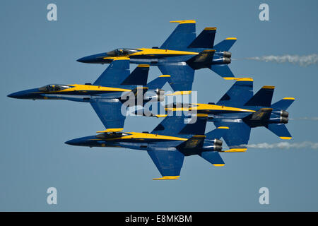 Quonset, Rhode Island, 17. Mai 2014 - die US-Marine Demonstration Fliegerstaffel, die Blue Angels, fliegen in der Diamant-formation Stockfoto