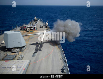 Rotes Meer, 24. Mai 2014 - eine 5-Zoll-Gewehr feuert während einer live-Feuer-Event an Bord der Arleigh-Burke-Klasse guided Missile Destroyer U Stockfoto