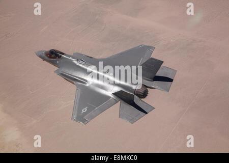 11. Juni 2014 - fliegt An AF-2, die zweite Produktion f-35 Lightning II der US Air Force über Edwards Air Force Base, Kalifornien Stockfoto