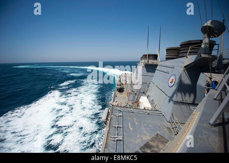 Persischen Golf, führt 25. Juni 2014 - geführte Flugkörper Zerstörer USS Arleigh Burke (DDG-51) High-Speed-Manöver während offic Stockfoto