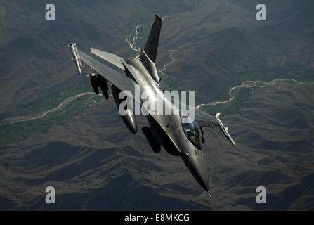 22. Juli 2014 - fliegt eine F - 16 C Fighting Falcon über Afghanistan nach eine Betankung in der Luft-Mission zur Unterstützung der Operation Enduri Stockfoto