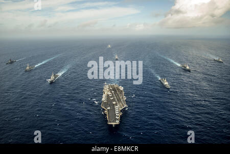 Gewässern östlich von Okinawa, 30. Juli 2014 - Flugzeugträger USS George Washington (CVN-73) und Schiffen aus der US-Marine, die In Stockfoto