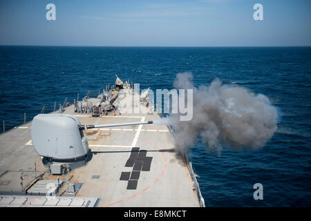 Persischen Golf, 5. August 2014 - geführte Flugkörper Zerstörer USS Arleigh Burke (DDG-51) feuert seine MK 45 5-Zoll-leichte Waffe du Stockfoto