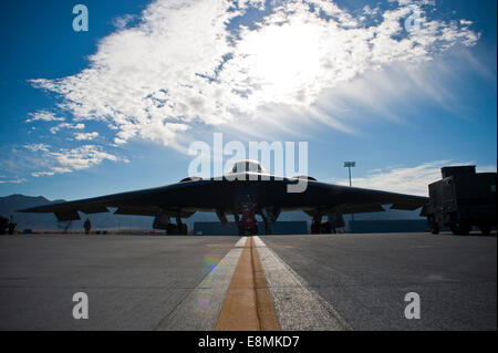 10. Februar 2014 - wird A US Luftwaffe b-2 Spirit mit Bodenpersonal während des Trainings rote Fahne 14-1 bei Nellis Air Force B geprüft Stockfoto