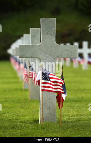 24. Mai 2014 - eine Grabstätte kann man als US-Marines und ihren französischen Kollegen versammeln sich am Aisne-Marne American Cemetery ein Stockfoto