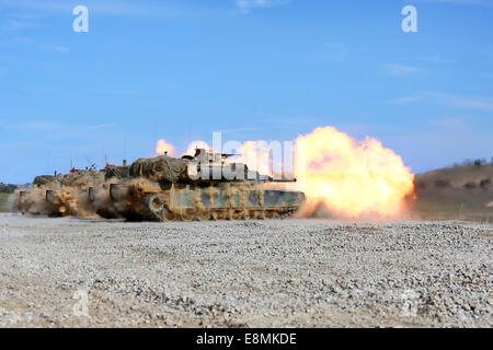 20. März 2014 - Feuer US-Marines die langläufige 120-mm-Kanone von vier M1A1 Abrams-Panzer während einer live-Feuer-Übung auf Stockfoto