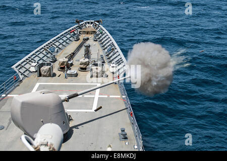 Arabisches Meer, feuert 1. Juni 2014 - geführte Flugkörper Kreuzer USS Philippine Sea (CG 58) seine nach vorne 5-Zoll-Mk-45 leichte Gewehr Stockfoto