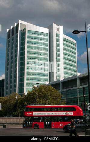 University College Hospital und eine neue Routemaster Bus, London, UK Stockfoto