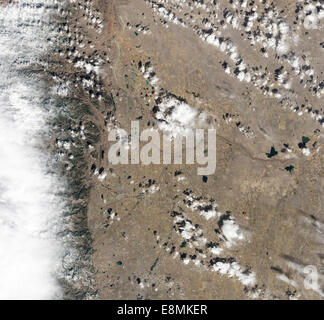 18. März 2013 - Satellitenansicht von Fort Collins, Colorado. Die Stadt ist ein graues Gitter umgeben von geschwungenen Straßen und braune yar Stockfoto