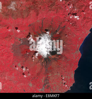 31. März 2013 - zeigt dieses Falschfarben-Satellitenbild mehreren Öffnungen nahe dem Gipfel des Ätna emittierende Federn des vulkanischen Stockfoto