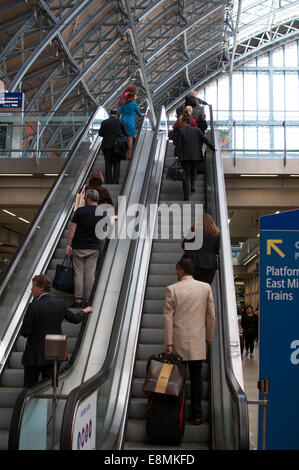 Fahrtreppen in St. Pancras International Station, London, UK Stockfoto