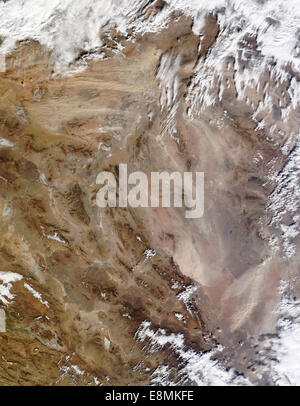 11. Januar 2013 - ein Sandsturm über Irans Dasht-e Kavir oder Kavir Wüste. Staub-Federn blies nach Osten, viele von ihnen aus Stockfoto